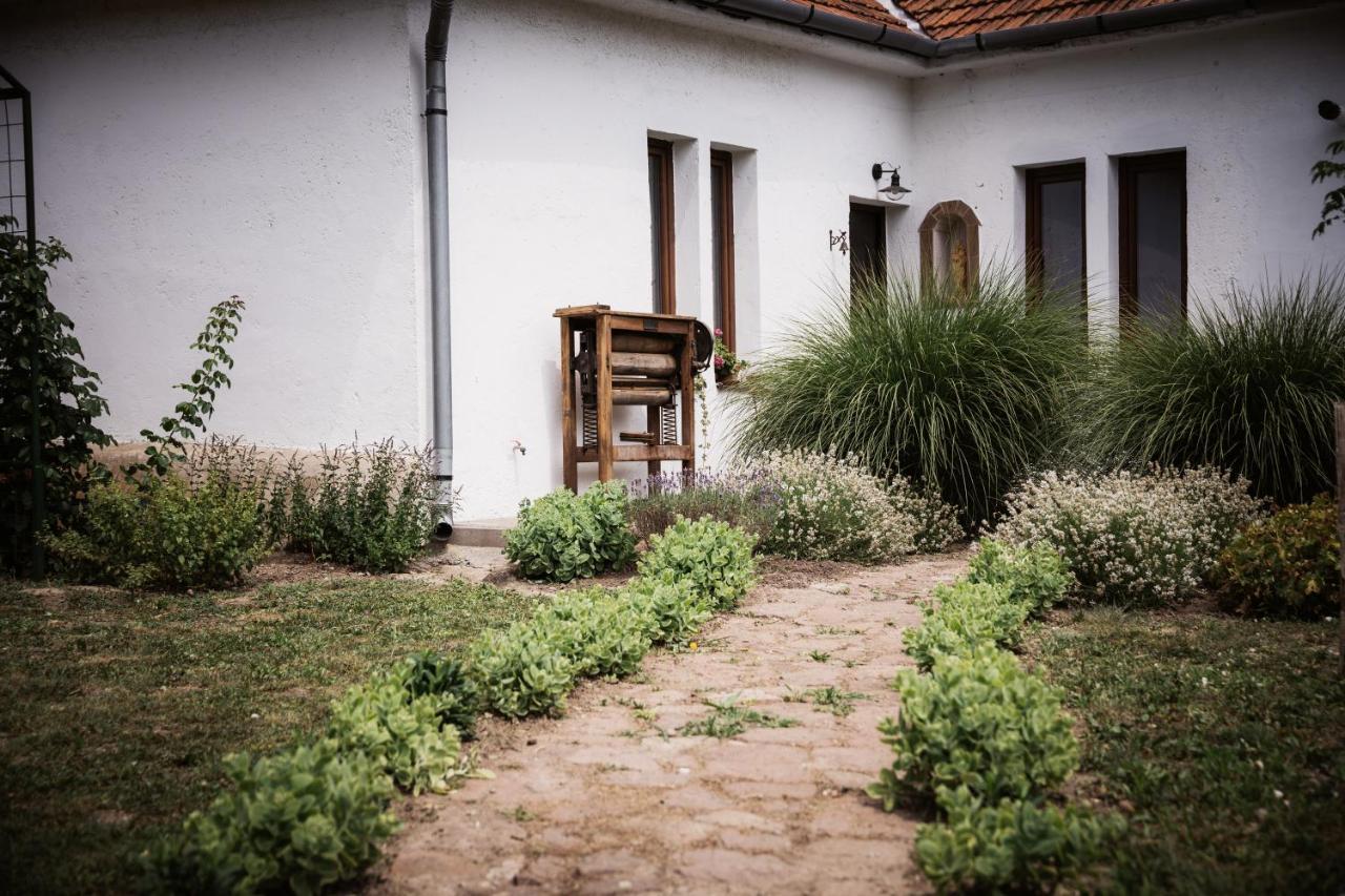 Madaras Haz Apartment Tard Exterior photo
